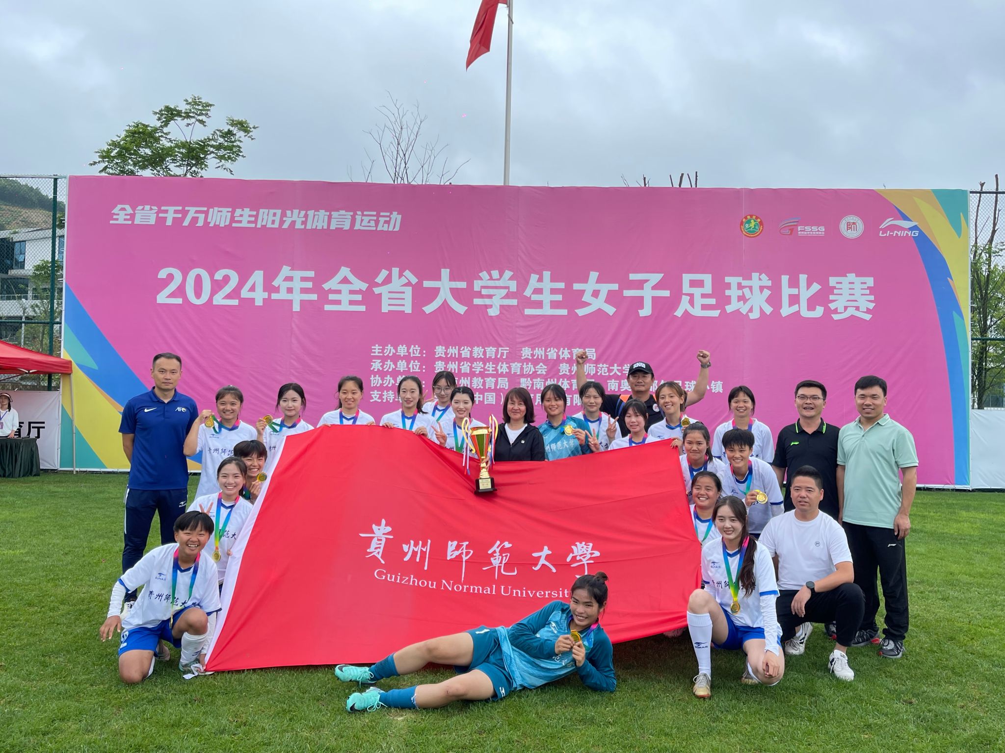 精彩！中国足球女队在比赛中克服重重困难获胜